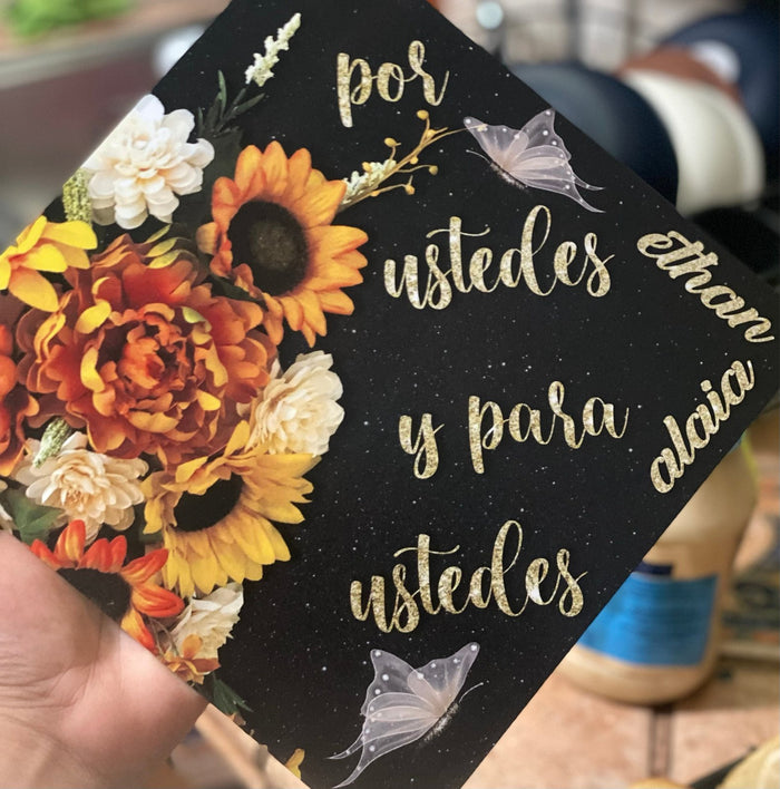 Hand holding sunflower Por Ustedes Y Para Ustedes topper