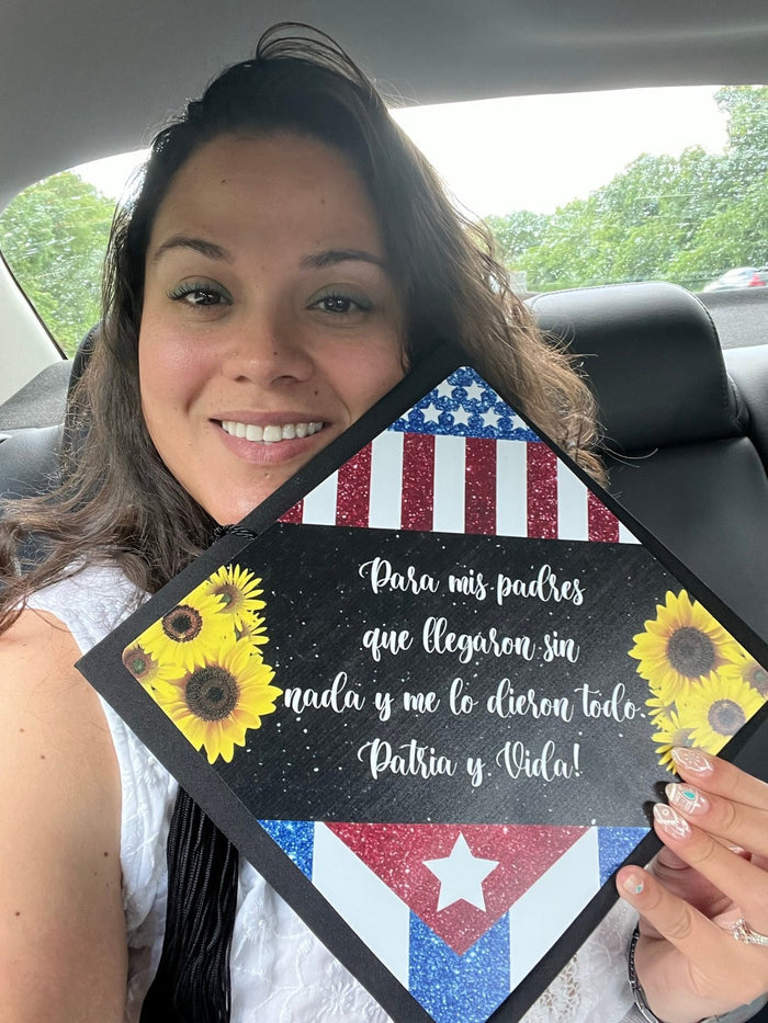 Woman in car holding Puerto Rico sunflower Para Mis Padres cap