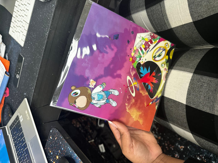 Hand holding Kanye topper print